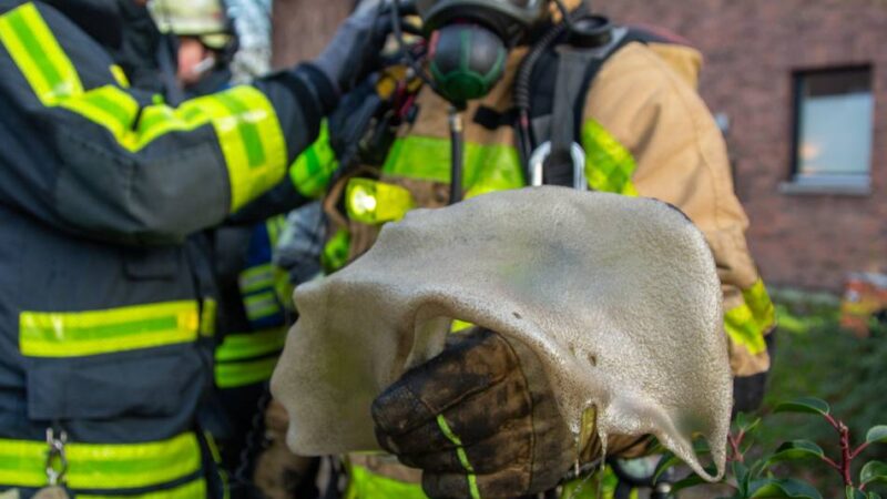 Wohnungsbrand an Bodelschwinghstraße: Ausrüstung der Feuerwehr schmilzt in großer Hitze