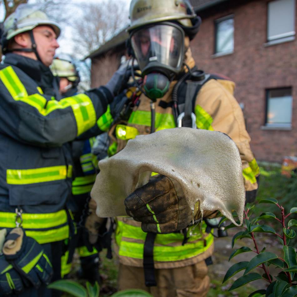 Wohnungsbrand an Bodelschwinghstraße: Ausrüstung der Feuerwehr schmilzt in großer Hitze
