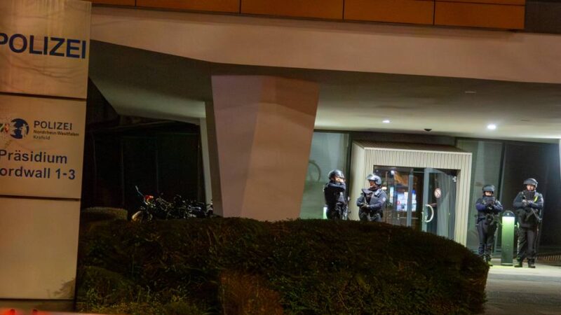 Wachen zeitweise abgeriegelt: Ermittlungen zum Drohanrufer bei Polizei Krefeld dauern an