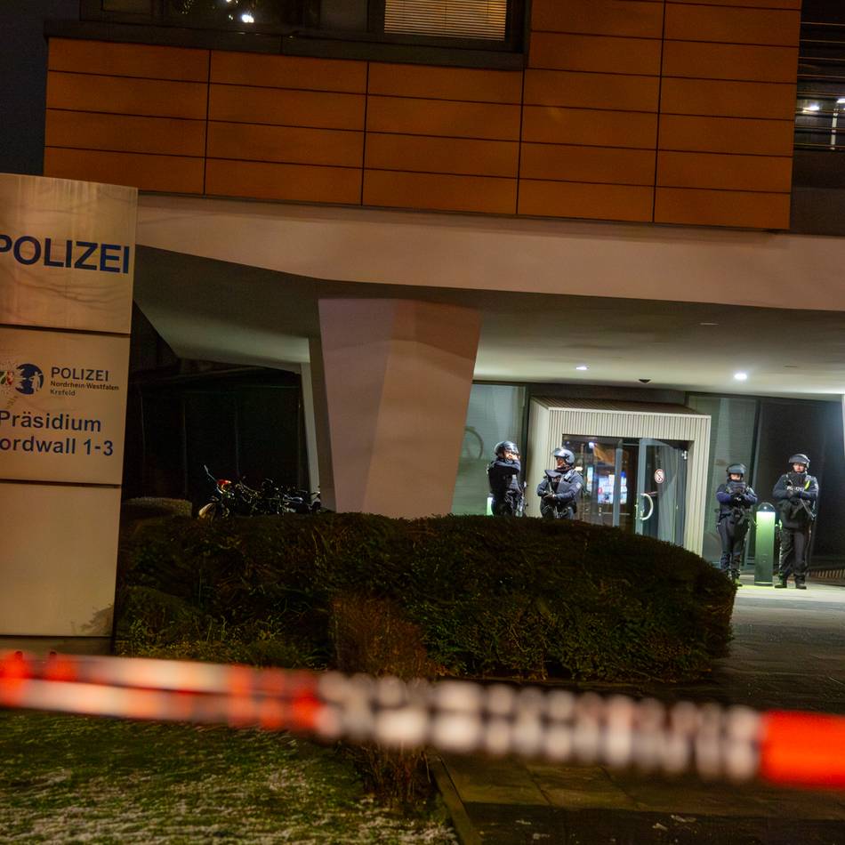 Wachen zeitweise abgeriegelt: Ermittlungen zum Drohanrufer bei Polizei Krefeld dauern an