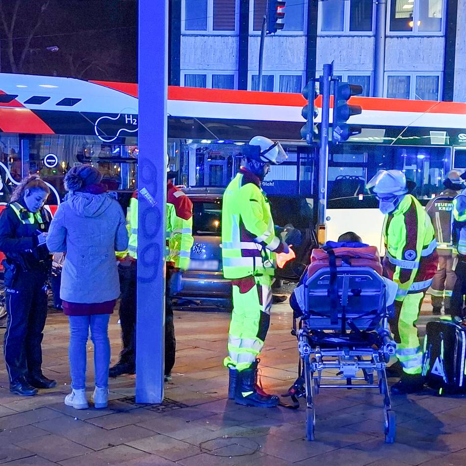 Schwerer Unfall in Krefeld: Auto kollidiert auf dem Ostwall mit Linienbus