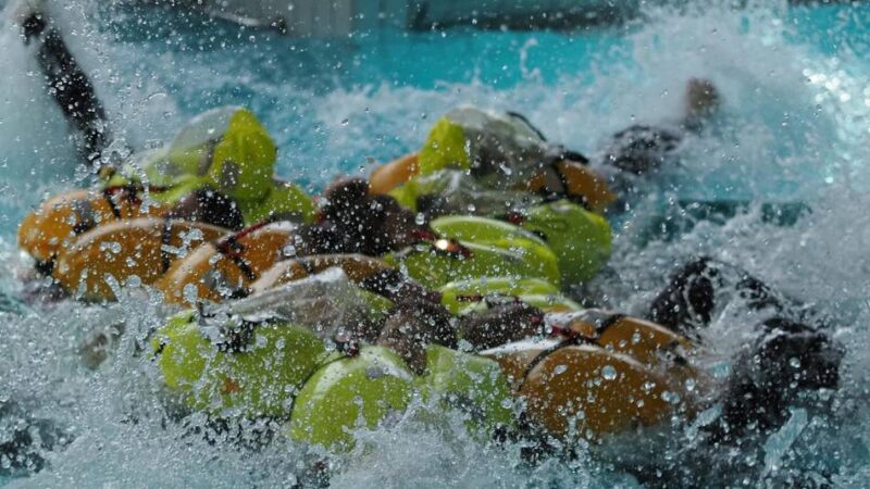 Im Embricana: Evangelische Segel-Jugend übt Überleben im Schwimmbad