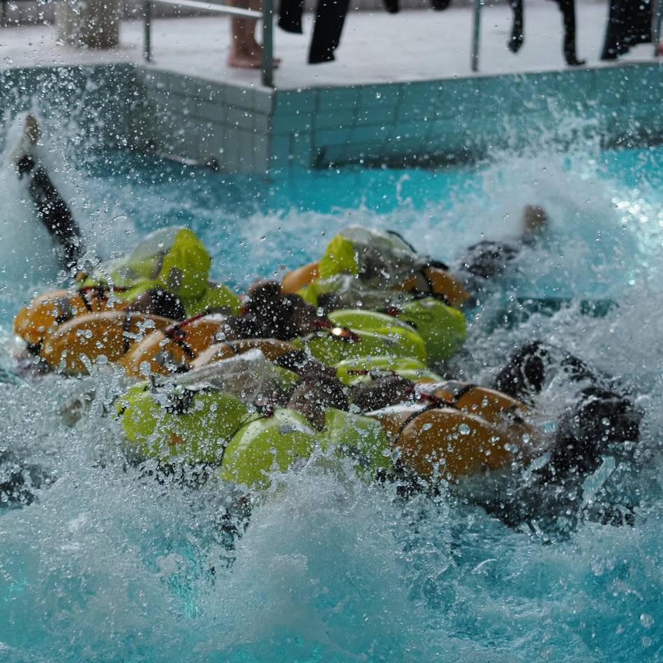 Im Embricana: Evangelische Segel-Jugend übt Überleben im Schwimmbad