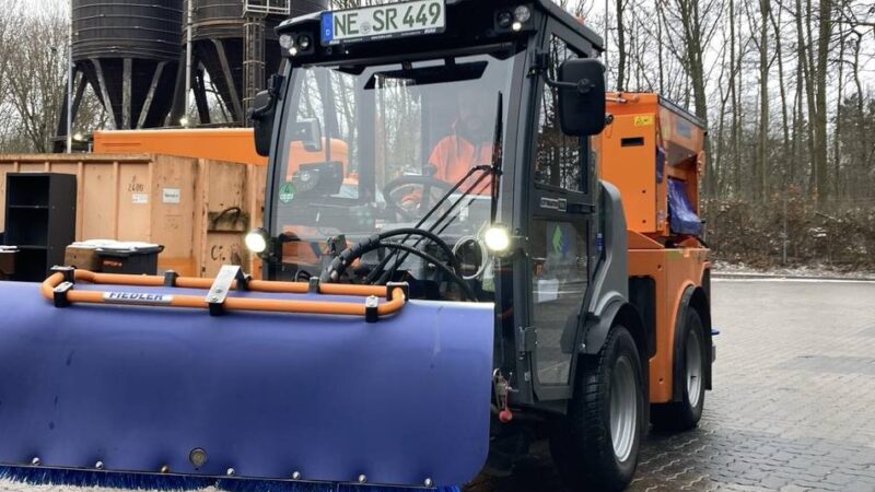 AWL Neuss investiert in sichere Radwege: Erster Test für Winterdienst auf Radwegen