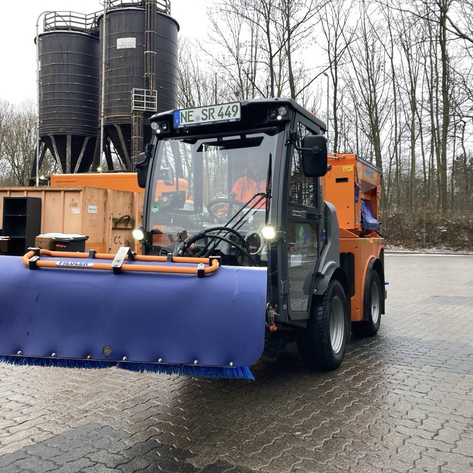 AWL Neuss investiert in sichere Radwege: Erster Test für Winterdienst auf Radwegen