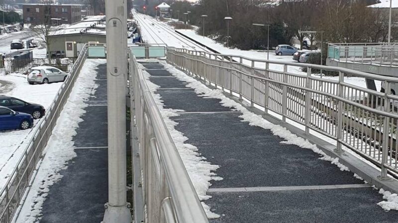 Schnee und Eis in Kevelaer: Überraschung über Nacht – Rampe am Bahnhof plötzlich geräumt