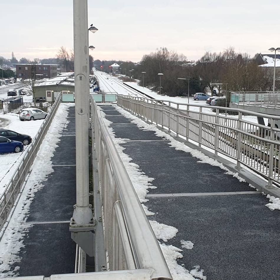 Schnee und Eis in Kevelaer: Überraschung über Nacht – Rampe am Bahnhof plötzlich geräumt