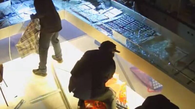 Überfall in Duisburg: Diebe brettern im Corsa durch Einkaufszentrum und erbeuten sechs Kilo Gold