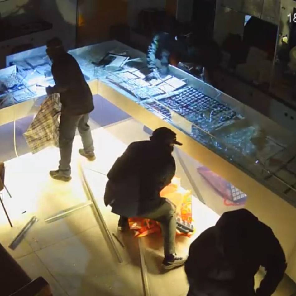 Überfall in Duisburg: Diebe brettern im Corsa durch Einkaufszentrum und erbeuten sechs Kilo Gold