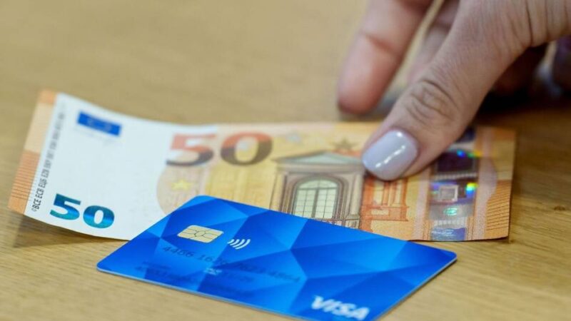 Patt-Situation bei Bezahlkarte  : Neusser Politik verweigert 160.000 Euro für „Abschiebeauto“