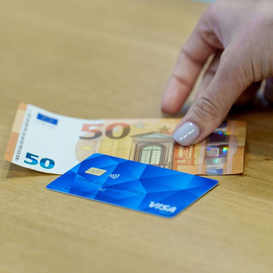 Patt-Situation bei Bezahlkarte  : Neusser Politik verweigert 160.000 Euro für „Abschiebeauto“