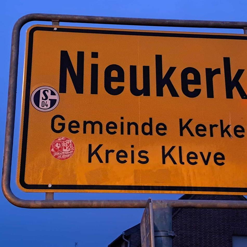 „Das ist eine Straftat“: In Kerken häufen sich verbotene Aufkleber an Straßenschildern