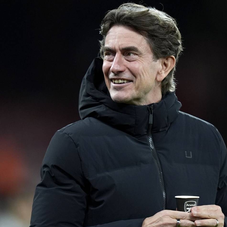 Kurioser Fauxpas: Spurs-Coach trinkt Kaffee aus Arsenal-Becher – Fans entsetzt