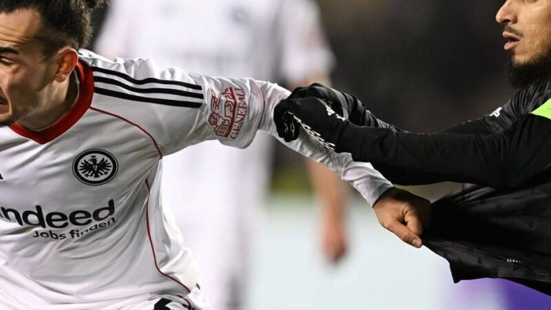 „Es ist einfach sehr, sehr ärgerlich“: Spätes 2:3 in Baku – Frankfurt scheidet aus der Champions League aus