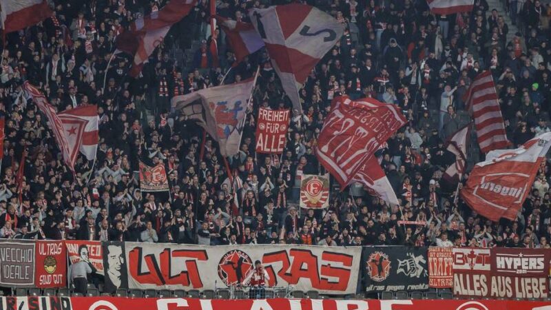 „Eskalationsstrategie der Polizei muss beendet werden“: Fortuna-Fans unterstützen Hertha BSC nach Ausschreitungen in Berlin