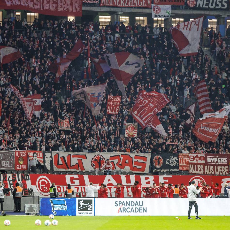 „Eskalationsstrategie der Polizei muss beendet werden“: Fortuna-Fans unterstützen Hertha BSC nach Ausschreitungen in Berlin