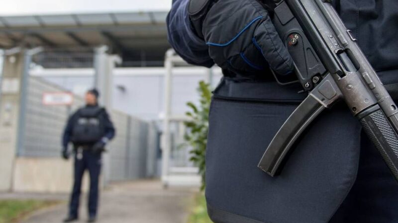 Eilantrag in Düsseldorf abgelehnt: Auftakt im Prozess gegen „Hammerbande“ – Verteidiger dürfen durchsucht werden