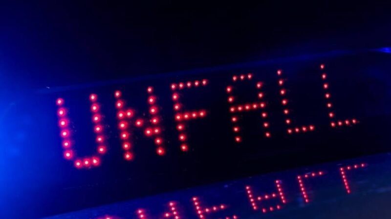 Unfall in Neuss: Autofahrer kracht betrunken gegen Ampel und Laterne