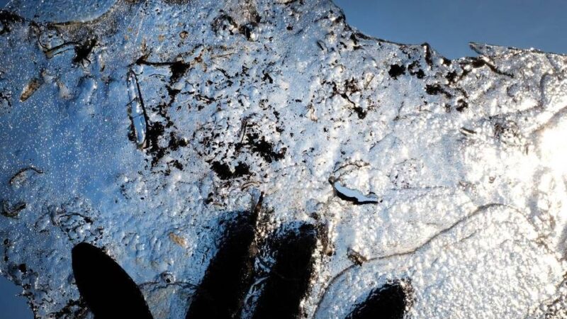 Unfall in Schermbeck: Eisplatte stürzt von Lkw auf Auto – 31-Jährige im Krankenhaus