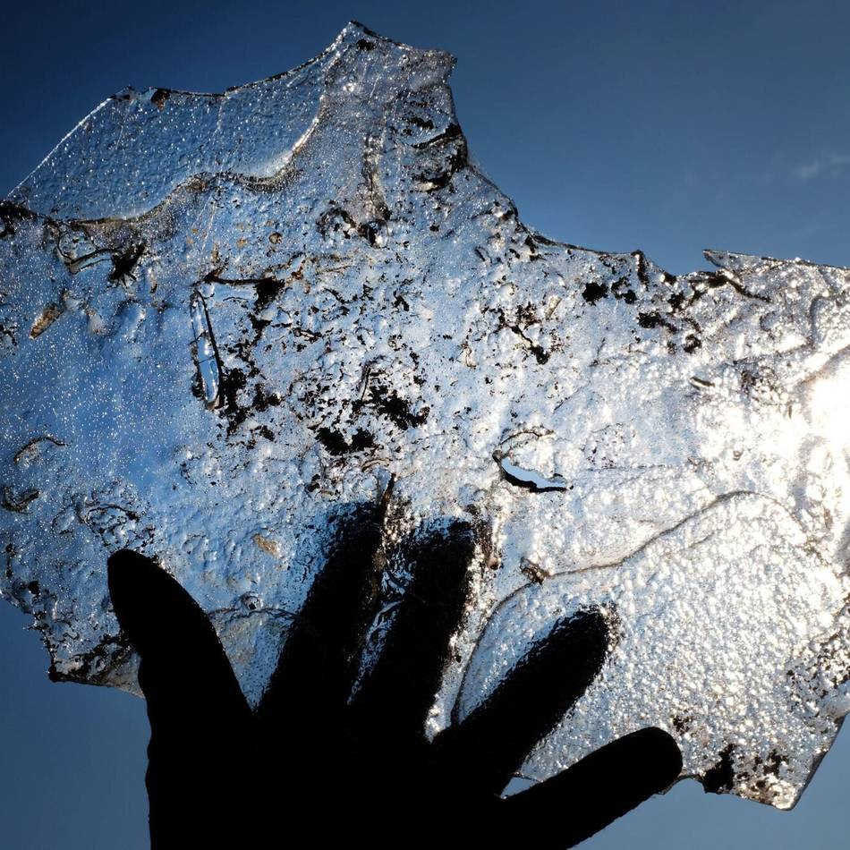 Unfall in Schermbeck: Eisplatte stürzt von Lkw auf Auto – 31-Jährige im Krankenhaus