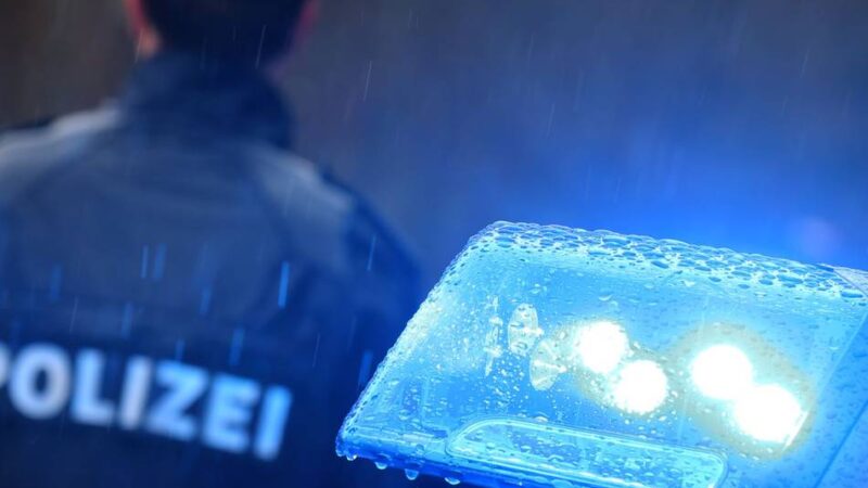 Polizeieinsatz in Dinslaken: Unbekannter überfällt Supermarkt mit Schusswaffe