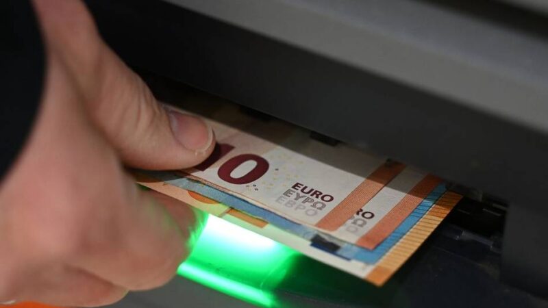 Geldinstitut in Düsseldorf: Garather Sparkassen-Filiale eröffnet nach Umbau neu