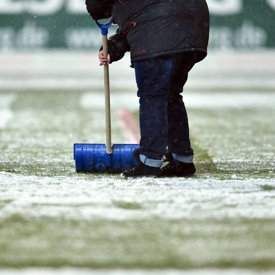 DFL wegen Wintereinbruch „alarmiert“: Winter-Chaos in Deutschland – Ist der Bundesliga-Restart in Gefahr?