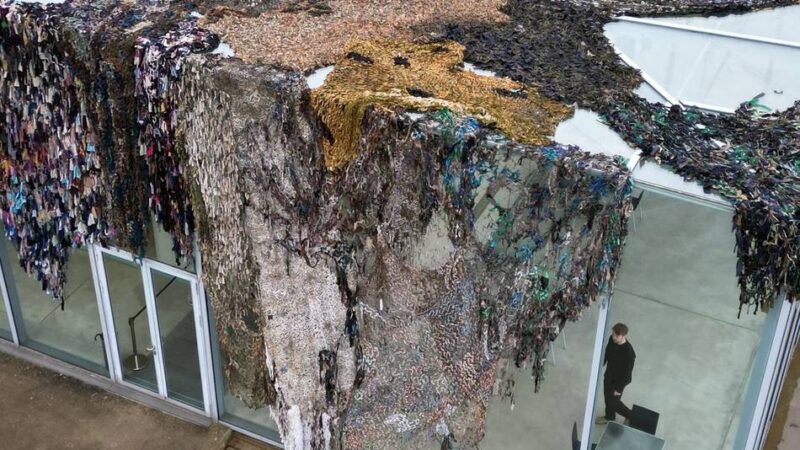 Installation von Fabian Knecht: Tarnnetze aus der Ukraine umhüllen die Neusser Langen Foundation