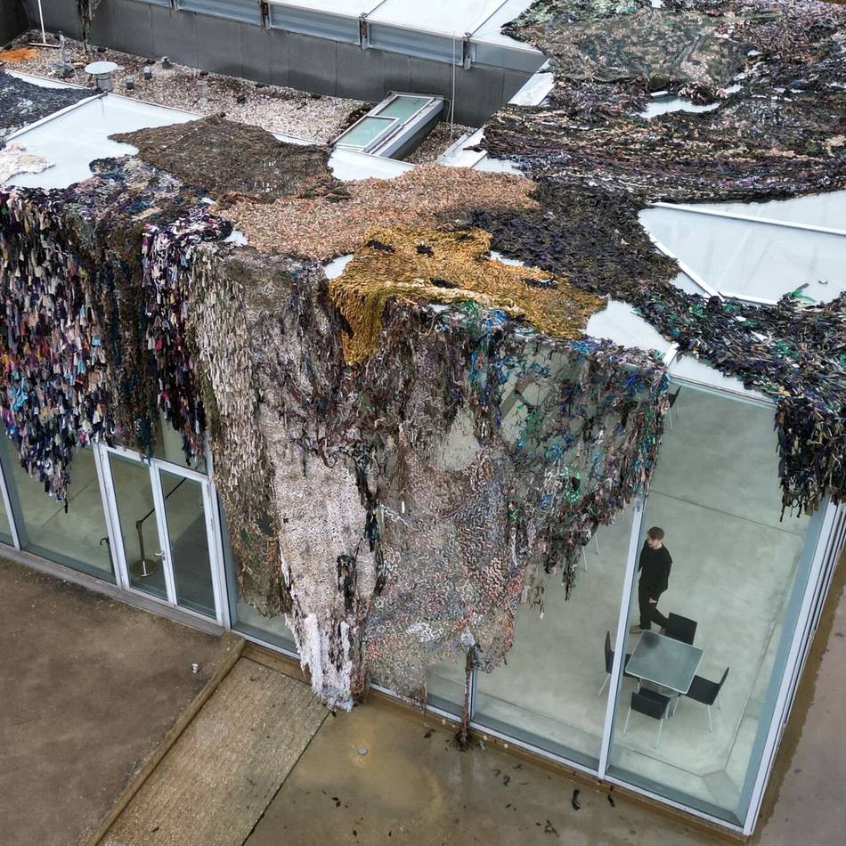 Installation von Fabian Knecht: Tarnnetze aus der Ukraine umhüllen die Neusser Langen Foundation