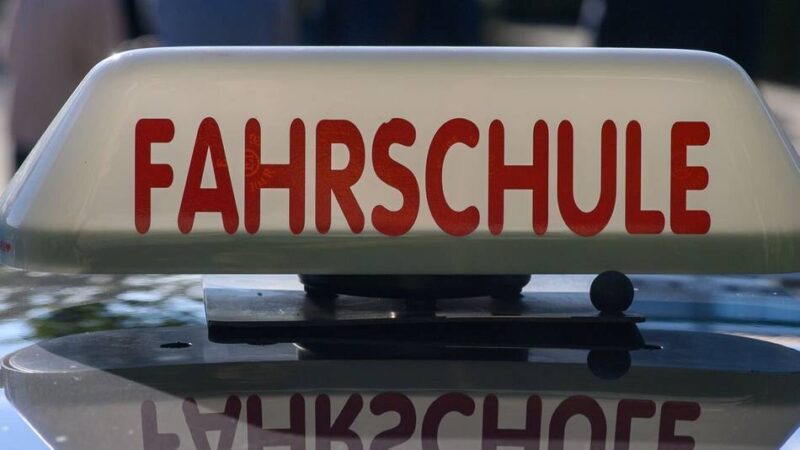Führerschein-Reform führt zu Anmelde-Einbruch an Neusser Fahrschulen: „Es ist deutlich weniger geworden“