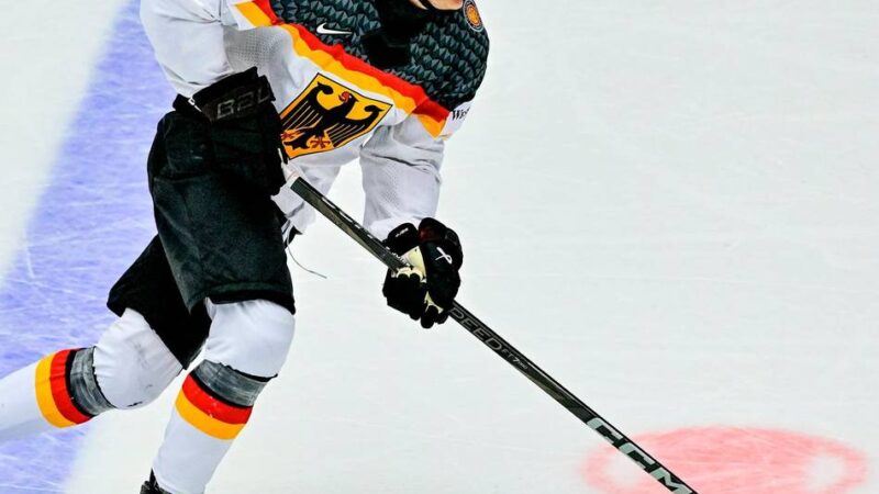 Eishockey: NHL-Profi Stützle berichtet von Toiletten-Selfie