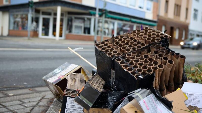 Polizei und Feuerwehr ziehen Bilanz: Brennendes Auto, Böller-Angriffe, ein Toter – so lief die Silvesternacht in Duisburg