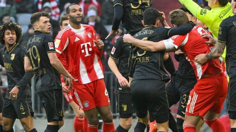 Überraschung in der Bundesliga : Augsburg dreht Partie in München und schlägt die Bayern