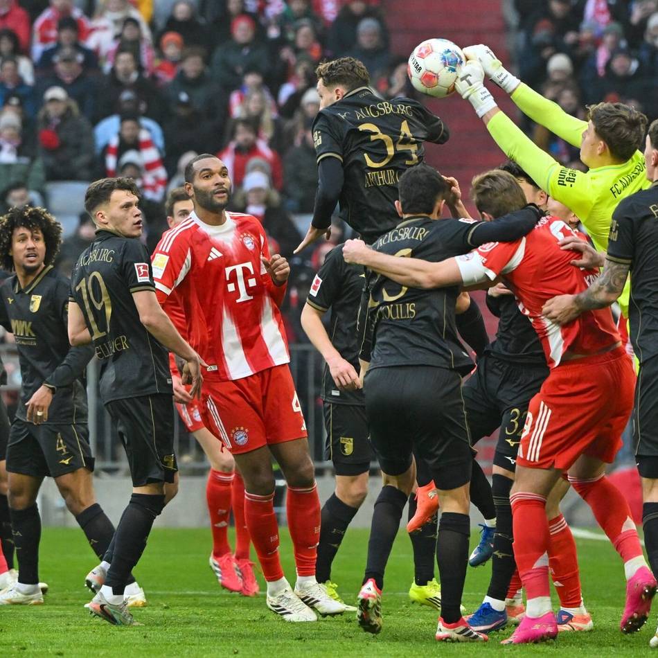 Überraschung in der Bundesliga : Augsburg dreht Partie in München und schlägt die Bayern