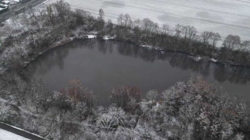 Spaziergänger finden toten 14-Jährigen: Leichenfund in Dormagen – Taucher suchen im Waldsee nach Spuren