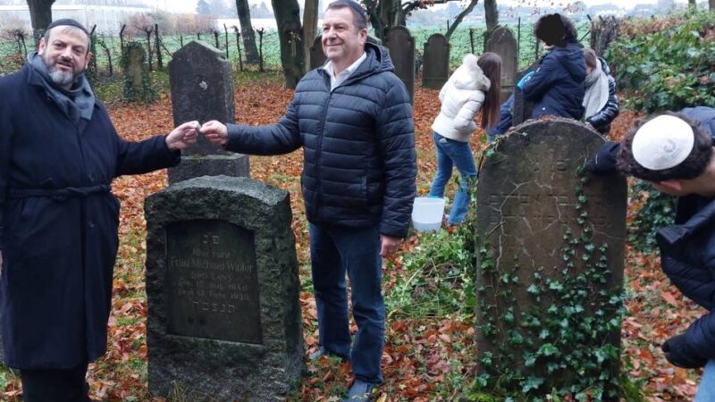 Erinnerungskultur in Korschenbroich: Reinigung von Grabsteinen auf Jüdischem Friedhof in Glehn