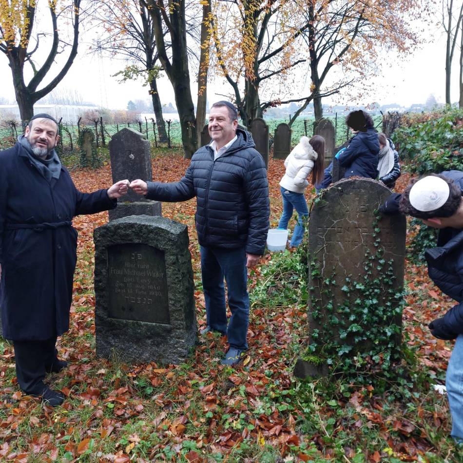 Erinnerungskultur in Korschenbroich: Reinigung von Grabsteinen auf Jüdischem Friedhof in Glehn