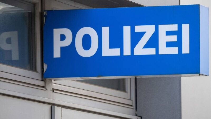 Mit Gullydeckel und Gehwegplatten: Mindestens 64 Polizisten bei Zweitligaspiel in Magdeburg verletzt