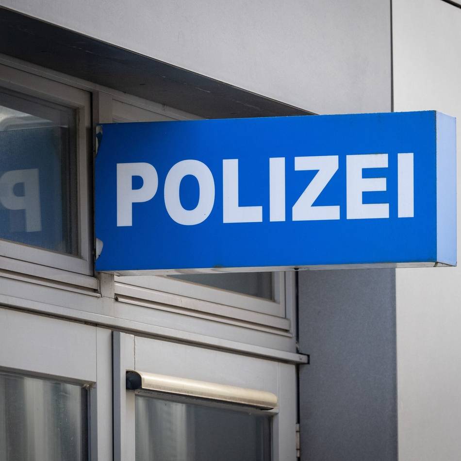 Mit Gullydeckel und Gehwegplatten: Mindestens 64 Polizisten bei Zweitligaspiel in Magdeburg verletzt