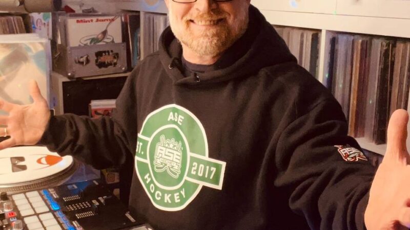 In der Eissporthalle Am Sandbach: DJ Plattenpapzt heizt Samstag bei der Eisdisco ein