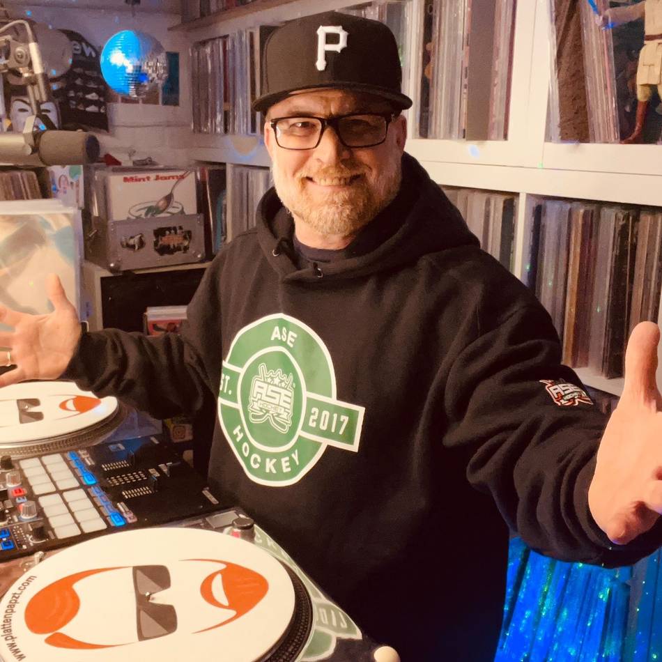 In der Eissporthalle Am Sandbach: DJ Plattenpapzt heizt Samstag bei der Eisdisco ein