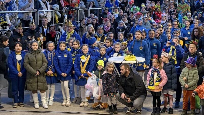 KG Ahl Dormagener Junge gegen Rewe Hackenbroich: Wette gewonnen! – Hunderte Jecken vor dem Rewe-Markt
