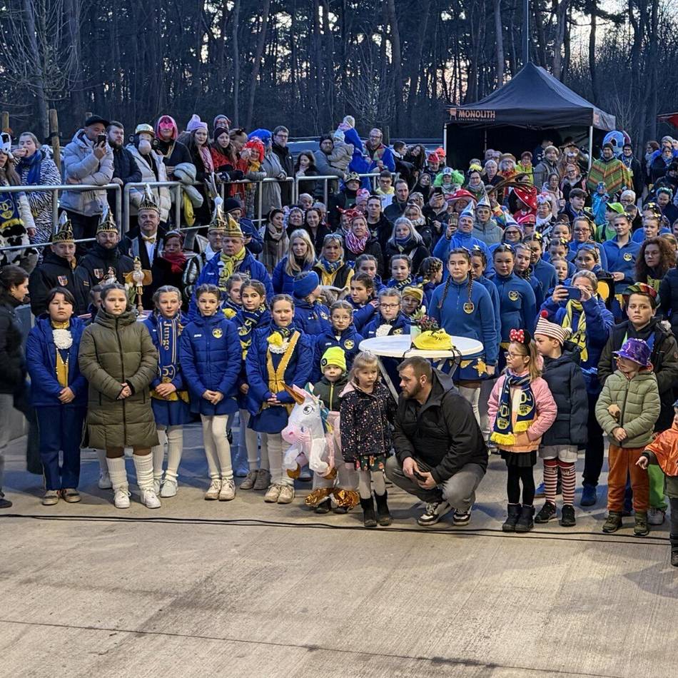 KG Ahl Dormagener Junge gegen Rewe Hackenbroich: Wette gewonnen! – Hunderte Jecken vor dem Rewe-Markt