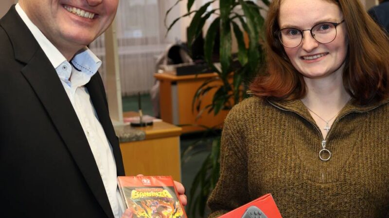 Preisübergabe in Xanten: Studentin gewinnt bei Online-Gewinnspiel der Sparkasse