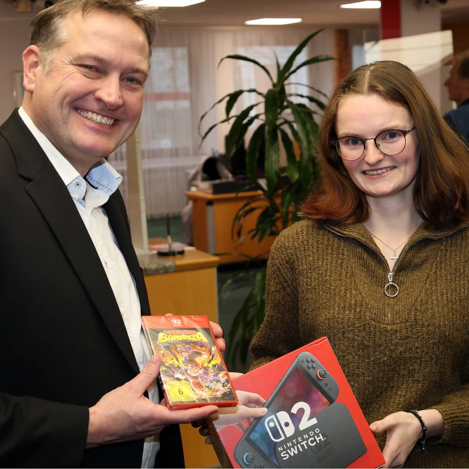 Preisübergabe in Xanten: Studentin gewinnt bei Online-Gewinnspiel der Sparkasse