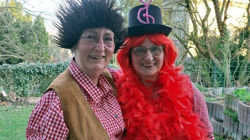 Zwei Hückeswagenerinnen treten seit 30 Jahren beim kfd-Karneval auf: Ein jeckes Duo feiert Bühnenjubiläum
