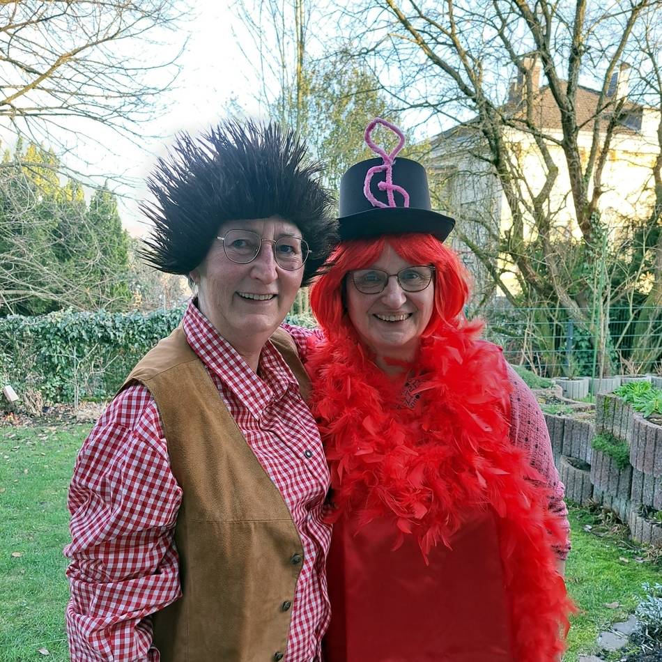 Zwei Hückeswagenerinnen treten seit 30 Jahren beim kfd-Karneval auf: Ein jeckes Duo feiert Bühnenjubiläum
