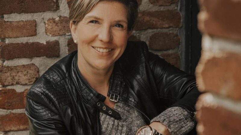 Veranstaltung im Hafen Vynen: Trauerrednerin Andrea Franken liest im Pier5