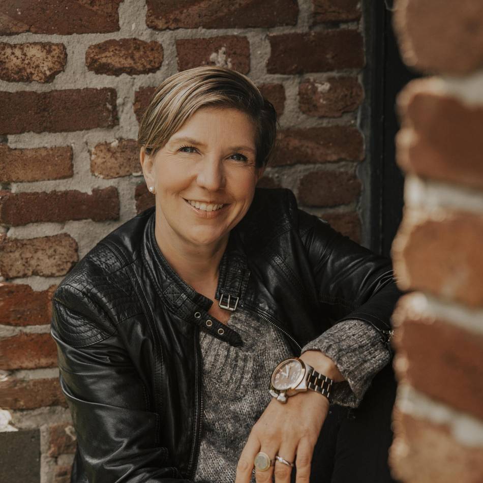 Veranstaltung im Hafen Vynen: Trauerrednerin Andrea Franken liest im Pier5