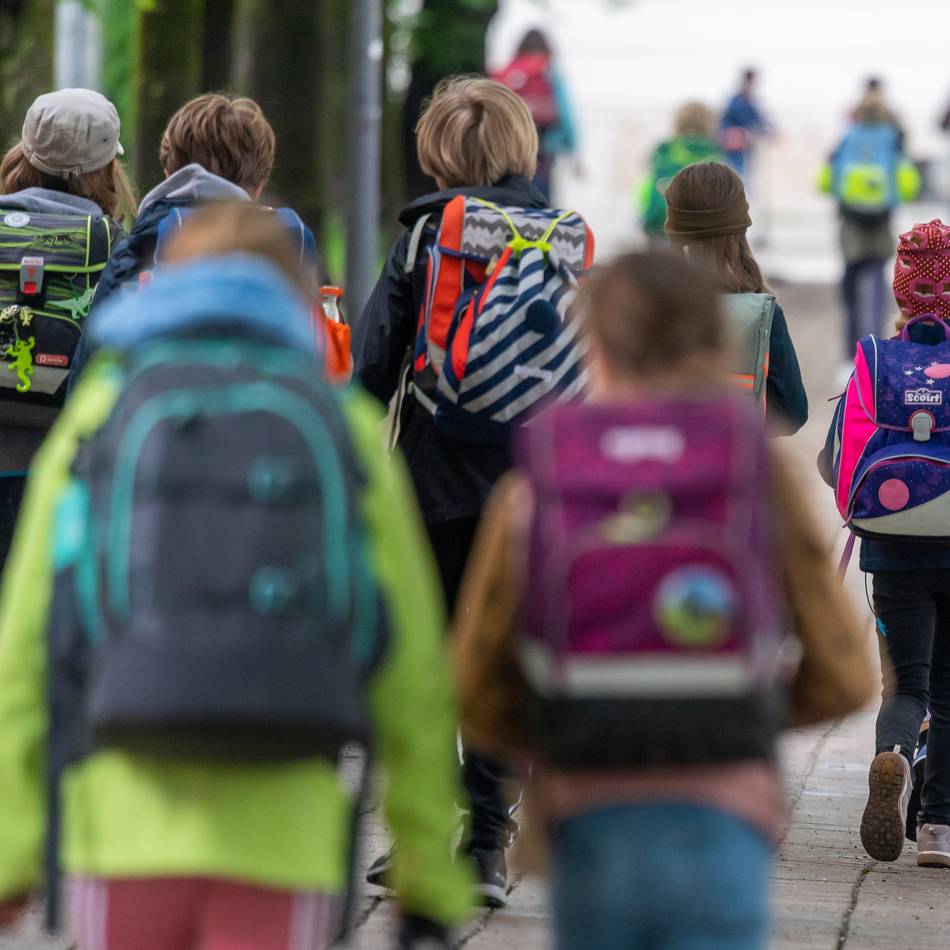 Gefahr durch Elterntaxis: Schulen, Polizei und Stadt kämpfen für sicheren Schulweg